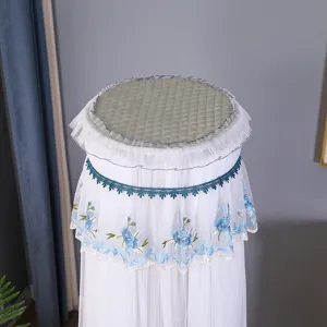 Vista dettagliata della copertura antipolvere per condizionatore verticale con ricamo floreale blu.