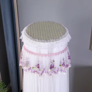 Vista dettagliata della copertura per condizionatore verticale con ricamo floreale viola.