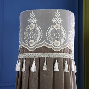 Copertura antipolvere cilindrica nordica per condizionatore con ricamo e nappe.