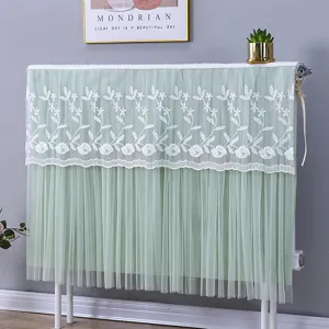 Grüne Mesh-Heizkörper-Staubschutzabdeckung mit weißer Spitzenstickerei. Elegante Heimdeko.