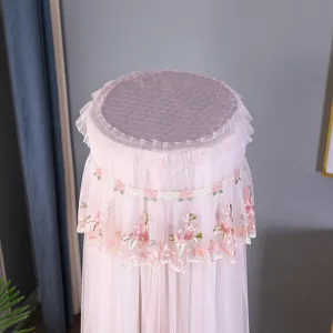 Dettaglio copriantipolvere condizionatore verticale rosa, ricamo floreale con pizzo di tulle.