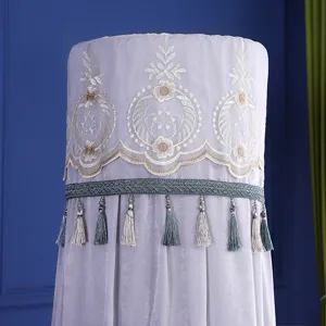 Fodera antipolvere per condizionatore verticale cilindrico con ricamo e nappe eleganti.