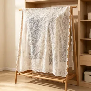 Stilvolle Spitzen Kleiderständer Staubschutzhülle mit Blumenmuster für den praktischen Schrank.