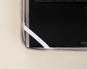Vista detallada de la esquina de funda para portatil de punto beige con banda elastica.