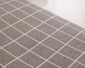 Primer plano de detalle del tejido de rejilla gris, mostrando textura suave y patrón fino.