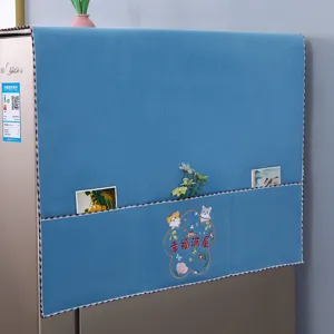 Blauer Kühlschrank-Abdeckschutz mit Taschen und süßem Katzenmuster für den Haushalt.