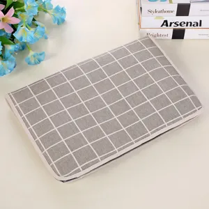 Funda protectora para ordenador portatil de 14 pulgadas con rejilla gris vista en detalle