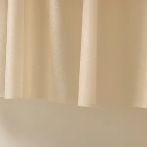 Detail de tissu beige gros plan texture douce et effet de drapé élégant pour la maison