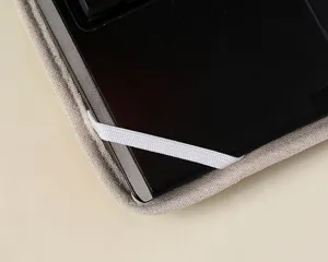 Vista detallada de la esquina de la funda protectora para portátil de 14 pulgadas.