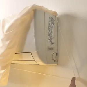 Détail en gros plan de la housse anti-poussière de climatiseur en dentelle avec sangle.