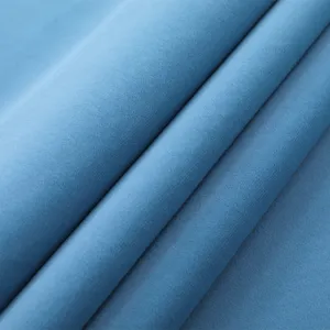 Nahaufnahme der weichen blauen Samtstofftextur mit sauberen Falten, Heimtextilien Detail.