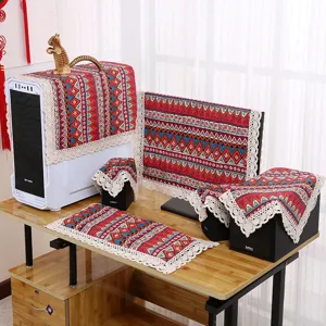 Detailaufnahme des ethnischen geometrischen Computer-Staubschutz-Sets mit feiner weißer Spitze.