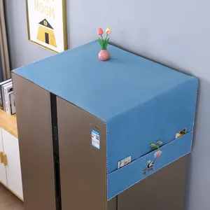 Detailansicht der blauen Kühlschrank-Abdeckung mit seitlichen Taschen für die Haushalts-Deko.