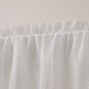 Detail de housse de climatiseur en dentelle blanche, tissu mesh fin avec beaux volants.