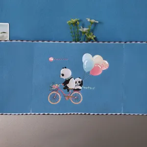 Detailansicht der Kühlschrank Abdeckung mit niedlichem Panda und Ballon Design aus blauem Stoff.