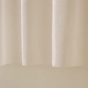 Gros plan détaillé d'une matière en tissu beige doux avec une texture fine et élégante.