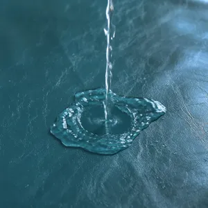 Dettaglio di tessuto PU impermeabile primo piano che mostra resistenza all'acqua