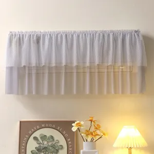 Vue détaillée de la housse anti-poussière en dentelle blanche pour climatiseur mural à volants.
