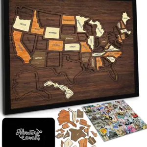Detailansicht des hölzernen USA-Reise-Landkartenpuzzles mit gravierten Staaten und Stickern