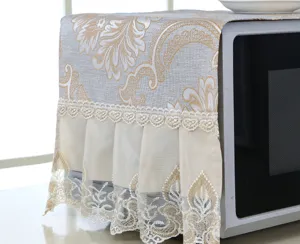 Vista dettagliata della copertura antipolvere per microonde europea in tessuto con elegante pizzo.