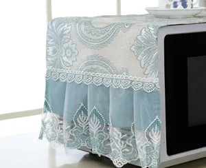 Primo piano della copertura antipolvere decorativa per microonde in pizzo europeo.
