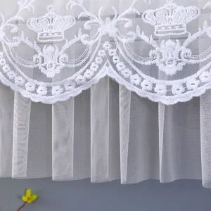 Dettaglio copertura condizionatore in pizzo bianco, elegante tenda antipolvere con ricamo.