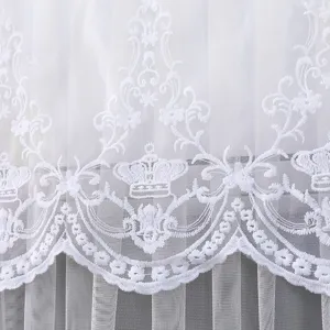 Dettaglio in tessuto di pizzo bianco, elegante ricamo floreale e corona trama fine