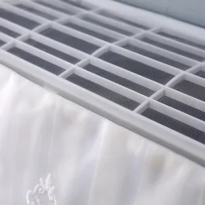 Copertura antipolvere per condizionatore d'aria in rete di pizzo bianco dettaglio schermo