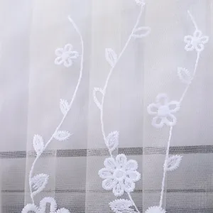 Tessuto per tenda trasparente bianco con delicato ricamo floreale e dettagli di vite per decorare.