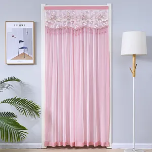 Rideau de porte en dentelle rose et séparation, élégante broderie florale et franges.
