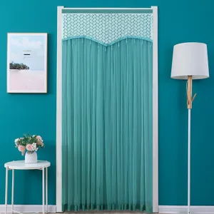 Türkisfarbener Spitzentürvorhang Detail, transparenter Raumteiler für Schlafzimmer.