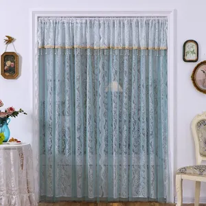 Französischer Vintage-Spitzenvorhang-Detail mit filigranem Blumenmuster und edlem Goldrand.