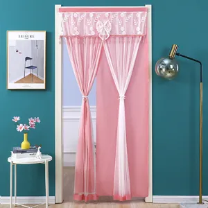 Vista detallada de cortina de puerta de encaje rosa y blanca, gasa transparente con lazo.