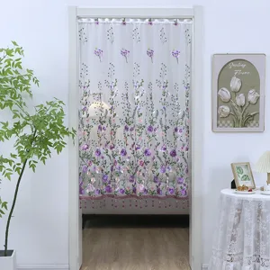 Weißer, bestickter, transparenter Türvorhang mit Blumenmuster und Perlenfransen für Dekoration.