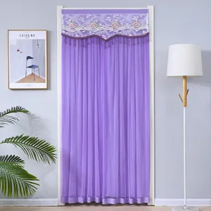 Détail de rideau de porte en dentelle violette, moustiquaire avec frange de gland.