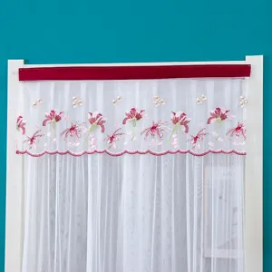 Court voilage blanc avec broderie florale rouge, rideau de fenêtre élégant pour la maison.