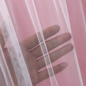 Vista detallada de la tela de cortina de tul rosa transparente con textura de malla suave.
