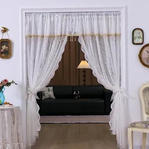 Detailansicht des weißen Spitzentürvorhangs, französischer Vintage Stil Raumteiler.