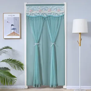 Rideau de porte en dentelle verte avec broderie florale et franges pour cloison de chambre.