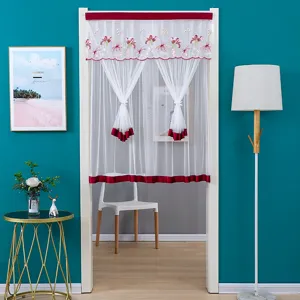 Vue détaillée du rideau de porte transparent blanc avec bordure rouge et broderie florale.