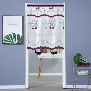 Cortina de puerta blanca transparente con bordado floral morado y lazos para decoración.