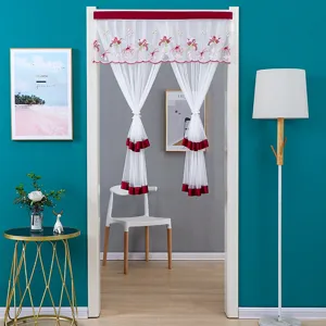 Rideau de porte transparent blanc avec broderie florale rouge, idéal pour la maison.