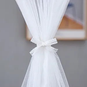 Détail de rideau de porte transparent blanc, nœud en dentelle élégant, filet de séparation