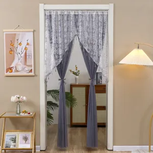 Détail de rideau de porte en dentelle française, cloison élégante en tulle gris pour cuisine.
