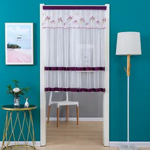 Vue détaillée d'un rideau de porte transparent blanc avec broderie florale violette et rayures.