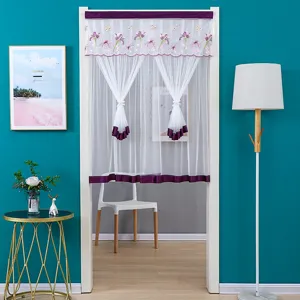 Détail de rideau de porte transparent blanc, broderie florale violette, élégant séparateur