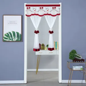 Cortina de puerta decorativa de tela de malla transparente con ribete rojo y bordado floral.