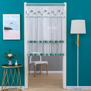 Rideau de porte transparent avec bordure en velours vert et broderie florale.