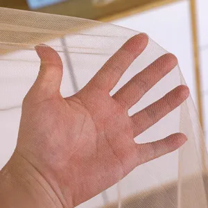 Vista dettagliata del tessuto a rete traspirante che mostra consistenza e qualità eccellenti.