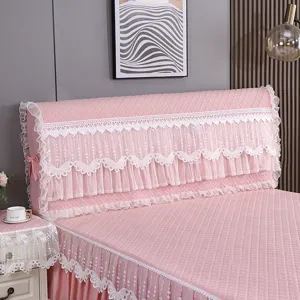 Vista detallada de la funda acolchada rosa para cabecera con encaje blanco y mariposas.